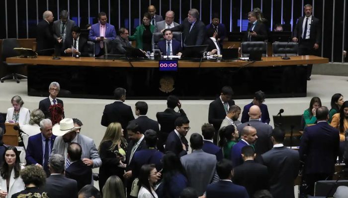  Câmara aprova texto que dificulta denúncia criminal contra parlamentar 